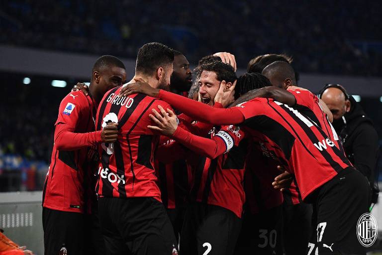 Milan venció a Nápoles en un duelo clave y es líder de la Serie A italiana