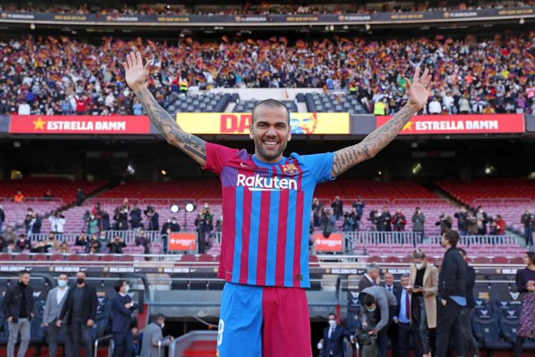 ‘Vengo a jugar y a pelear por un puesto’: Dani Alves en su regreso al Barcelona