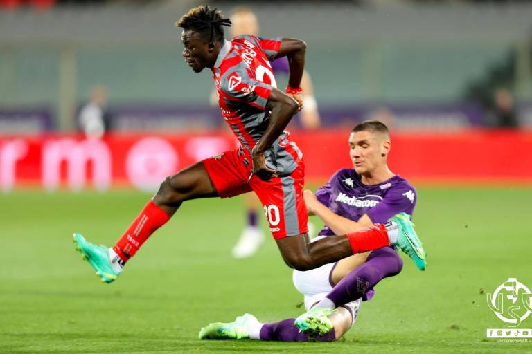 Echan al Cremonese de Johan Vásquez de la Coppa Italia