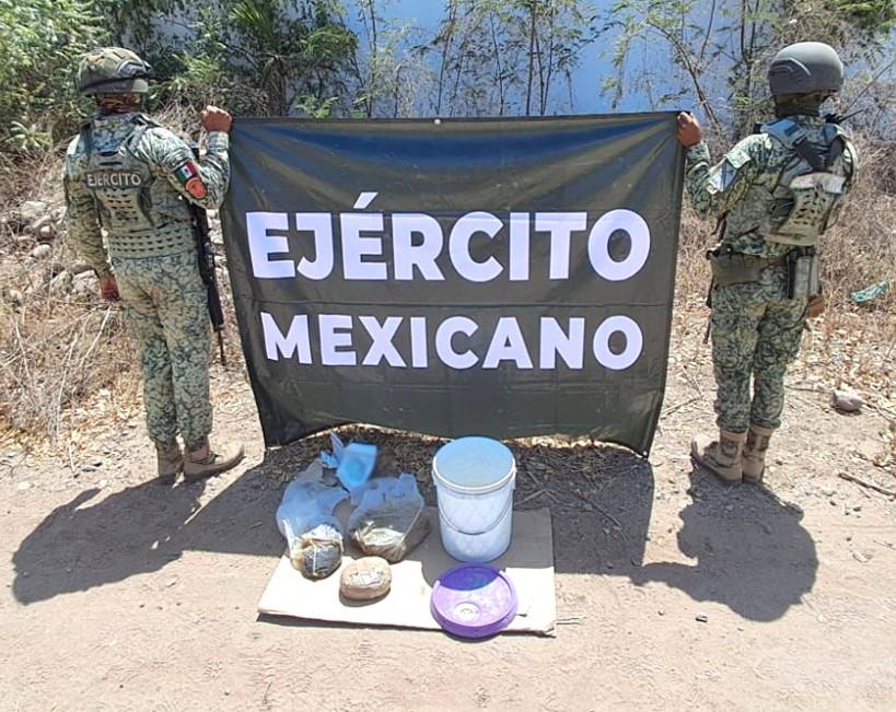 $!En cubeta y a la vista: Ejército asegura 6 kilos de goma de opio en calles de Culiacán