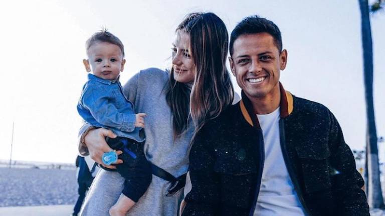Javier Hernández, su esposa e hijo.