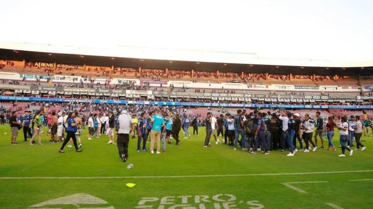 Juez libera a 2 de los 14 detenidos por las agresiones en el estadio de Querétaro