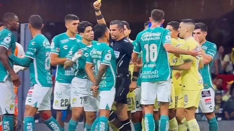 VIDEO: El árbitro Fernando Hernández le da rodillazo a jugador de León