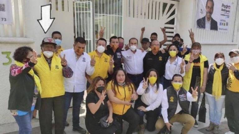 Después de la detención de Andrés, se difundió en redes sociales fotografías que muestran al hombre con un chaleco amarillo del Partido de la Revolución Democrática, junto a otras personas.