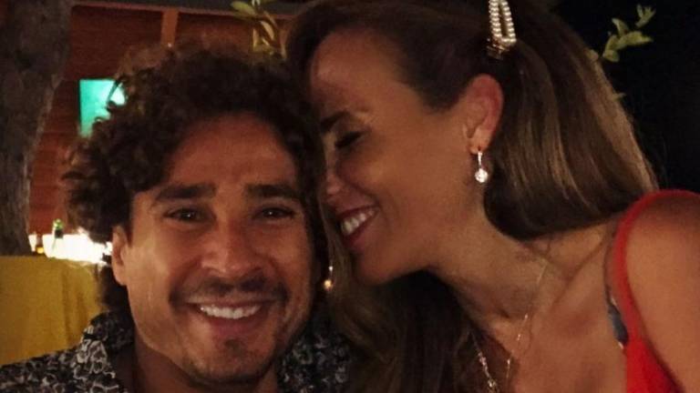 Guillermo Ochoa y su esposa Karla.