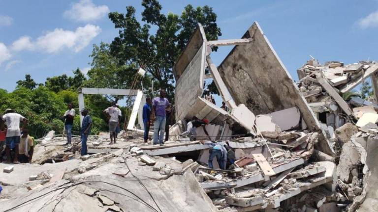 Haití suma ya 724 muertos por el terremoto de magnitud 7.2 y más de 2 mil 800 heridos
