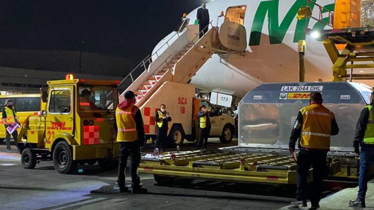 El desembarque de 114 mil 660 dosis de Pfizer en el Aeropuerto Internacional de la Ciudad de México (AICM).