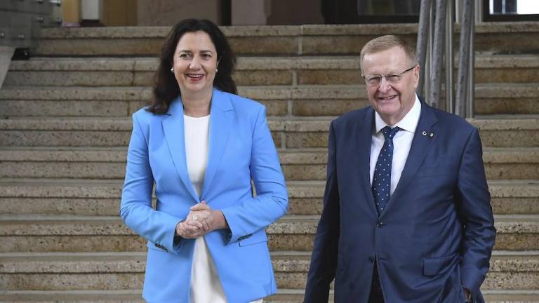 La primera ministra del estado de Queensland, Annastacia Palaszczuk y el presidente del Comité Olímpico Australiano John Coates asisten a una conferencia de prensa en Brisbane.