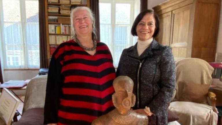 Marianne Fouchet entregó a la embajadora Blanca Jiménez dos estatuas de cuerpo entero y de una cabeza, que heredó de su padre.