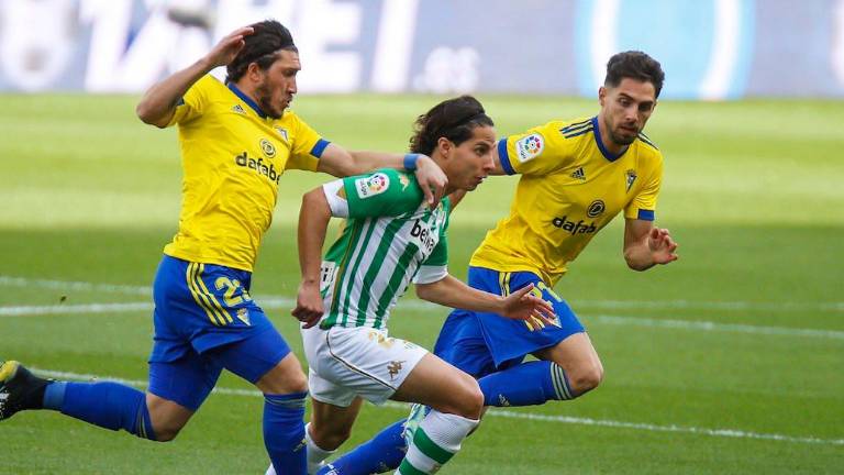 Diego Lainez regresó a la actividad con el Betis luego de un mes fuera por Covid-19.