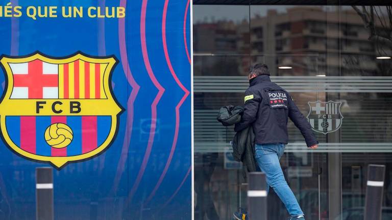 Agentes ingresan a las oficinas del FC Barcelona, para iniciar las investigaciones por el caso conocido como ‘BarçaGate’.