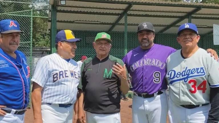 AMLO pelotea con leyendas del beisbol mexicano tras anuncio de vuelta de Grandes Ligas al País