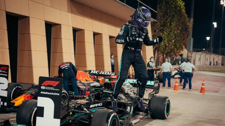 Lewis Hamilton se impuso al neerlandés Max Verstappen en un apretado final del Gran Premio de Bahreín.