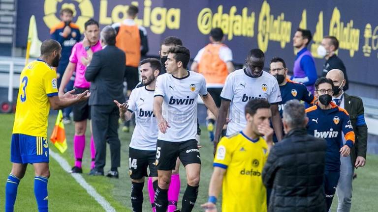 Los jugadores del Valencia se van del campo tras denunciar acto de racismo contra Diakhaby