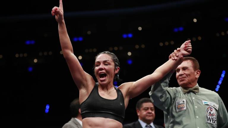 Jackie Nava festeja su triunfo.