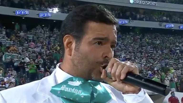 VIDEO: Pablo Montero se equivoca en el Himno Nacional y en redes se burlan