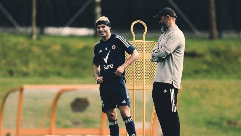 Raúl Jiménez y Nuno Espírito Santo.