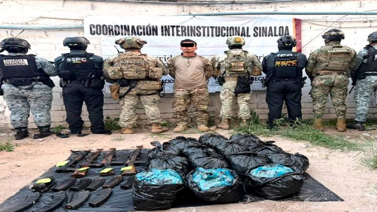 Fuerzas federales detuvieron a dos hombres y aseguraron armas, municiones y mil 520 dosis de marihuana.