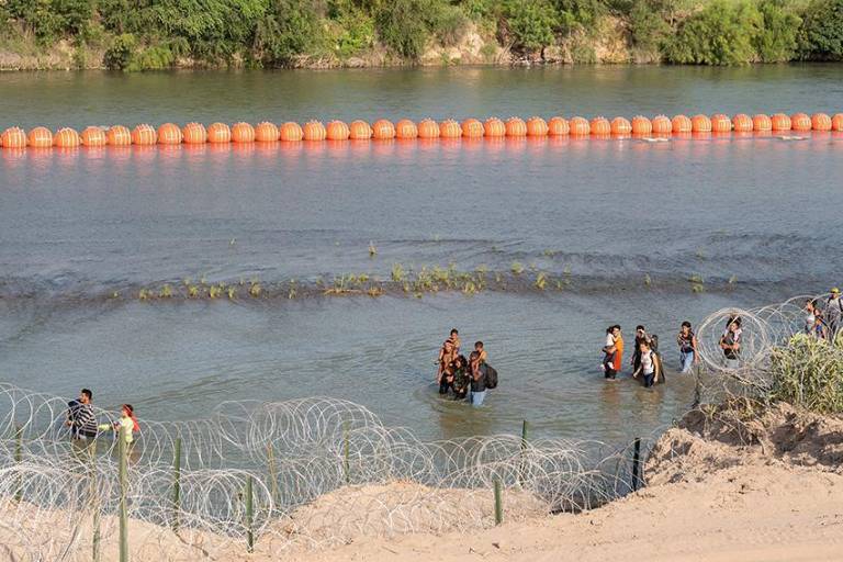 SRE investiga muertes de migrantes atorados en boyas de río Bravo, dice AMLO