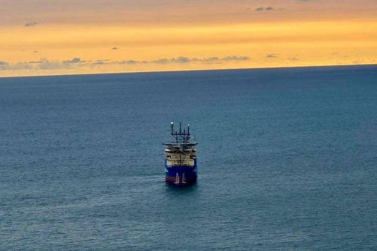 Intriga a residentes barco fondeado cerca de Cerritos, en la playa de Mazatlán