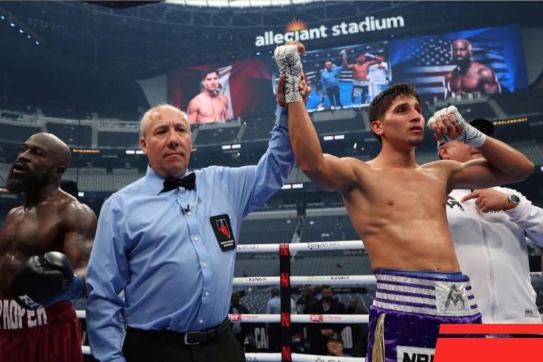 Marco Verde sigue invicto al vencer por KO técnico a Sona Akale en el cuarto round