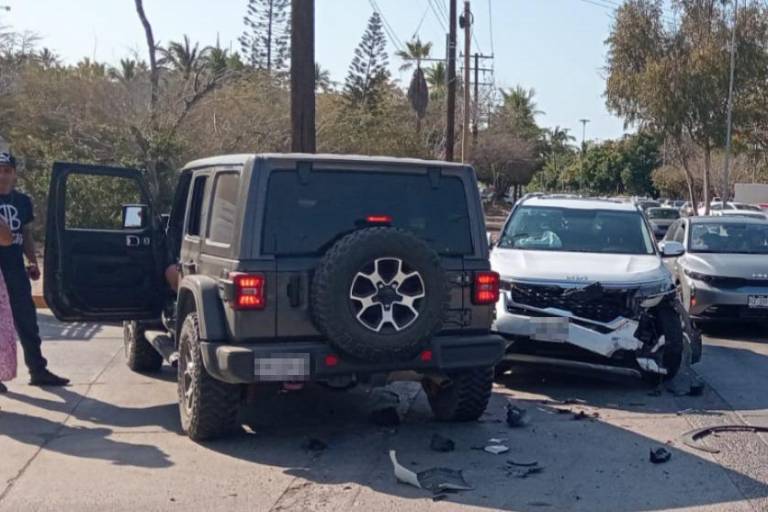 Choque entre dos vehículos deja cuantiosos daños materiales en Mazatlán