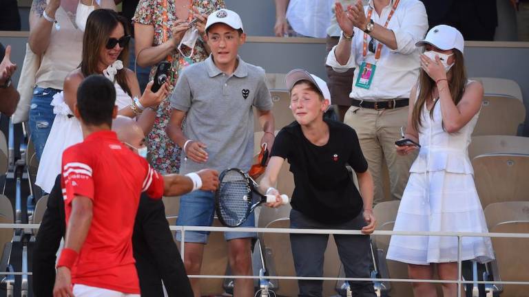 Novak Djokovic regala raqueta a niño mexicano que lo apoyó en Roland Garros