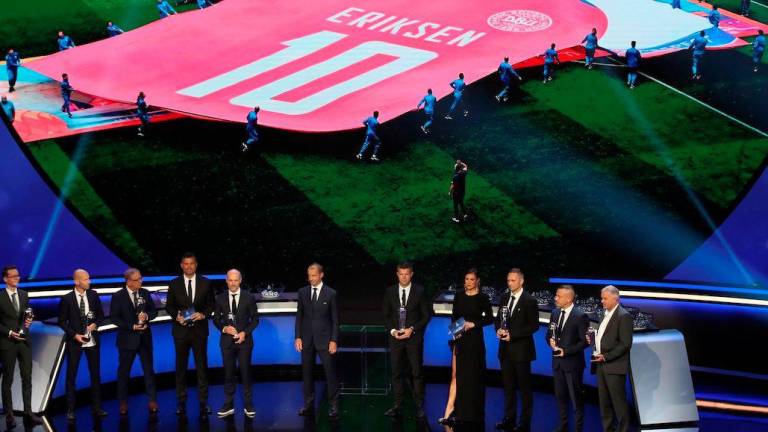 Kjaer y equipo médico que salvó a Eriksen reciben el premio Presidente de la UEFA