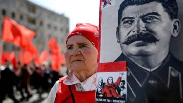 Comunistas rusos rinden tributo a Joseph Stalin en el 68 aniversario de su muerte