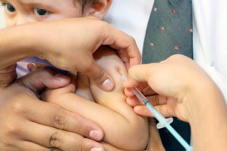 IMSS mantiene vacunación de esquema básico para menores de 8 años; invita a padres a que los lleven a inmunizar