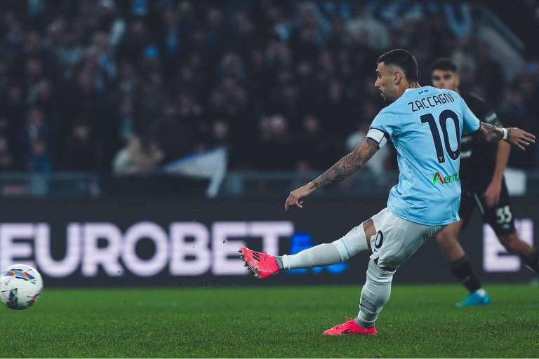 Lazio le gana 2-1 al Cagliari y se suma a la persecución del Nápoles