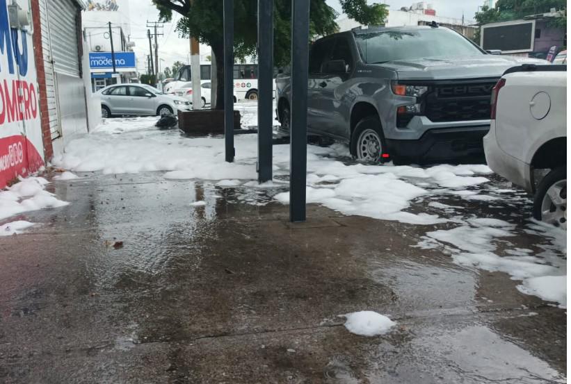 $!Sorprende lluvia y espuma en crucero de la Gutiérrez Nájera, en Mazatlán