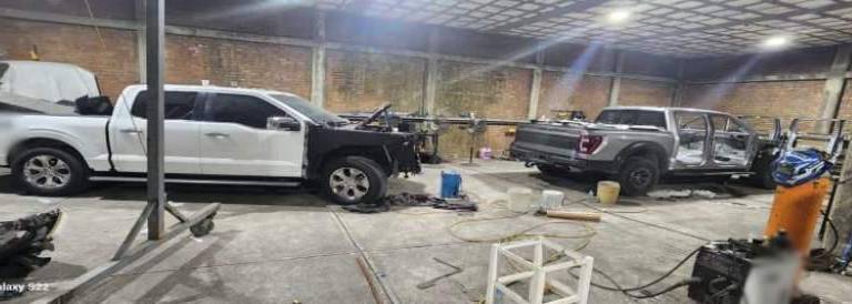 Decomisan vehículos blindados, armas, artefactos explosivos para dron, droga y ponchallantas en Sinaloa