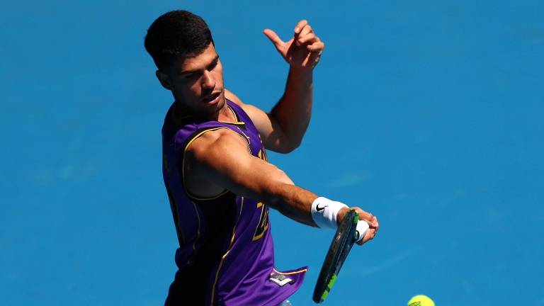 Carlos Alcaraz entrenando en Melbourne Park antes del inicio del Abierto de Australia el 18 de enero.