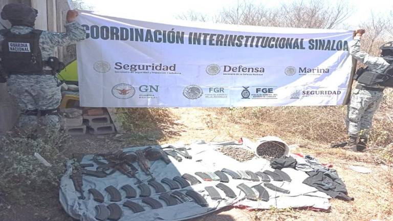 Efectivos de la Guardia Nacional resguardaron el armamento de uso exclusivo localizado en Culiacán.