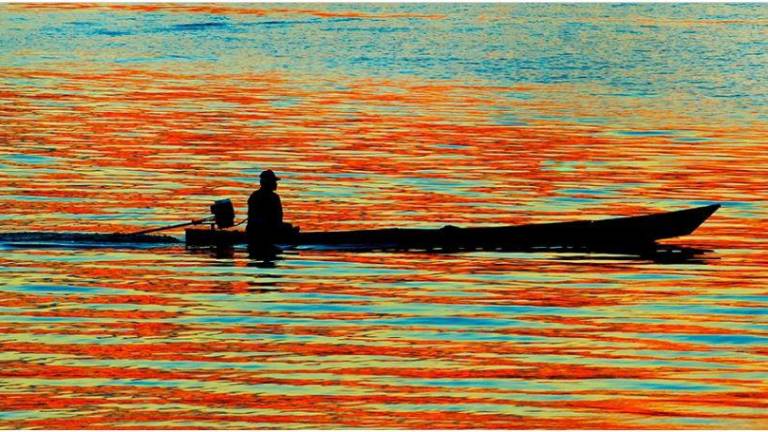 Un poblador de la comunidad de Yanina desliza su peque peque por las aguas del canal de Puinahua. Pacaya Samiria está rodeada de comunidades que se dedican a diversas actividades como la pesca de paiche, la comercialización de arahuana, y la cosecha de frutos silvestre como el aguaje y el camu camu.