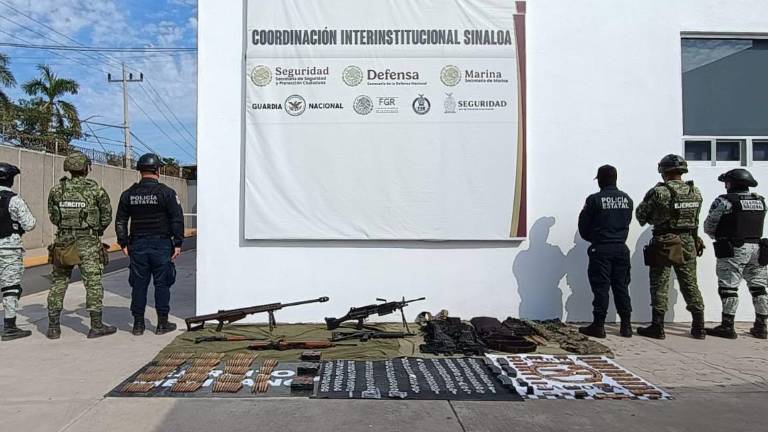 Durante el cateo se localizó armamento, municiones y equipo táctico diverso.