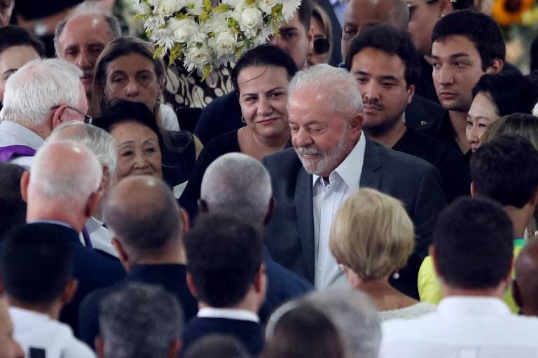 Lula rinde homenaje a Pelé en la capilla ardiente de Vila Belmiro