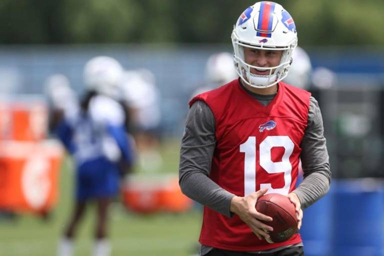 Bills de Buffalo despiden al pateador de origen mexicano Matt Araiza