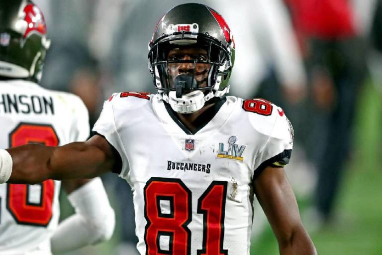 Antonio Brown, demandado por agredir a pedradas a chofer de camión