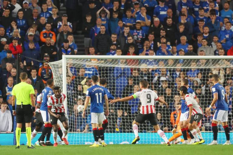 Érick Gutiérrez y el PSV rescatan empate ante Rangers, en busca de su boleto a Champions League
