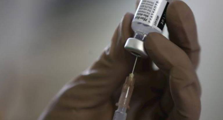 La FDA de EU da su aprobación total a la vacuna de Pfizer contra el Covid-19