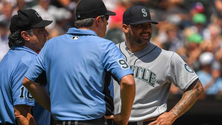 Héctor Santiago es el primer lanzador expulsado tras las revisiones de los umpires.