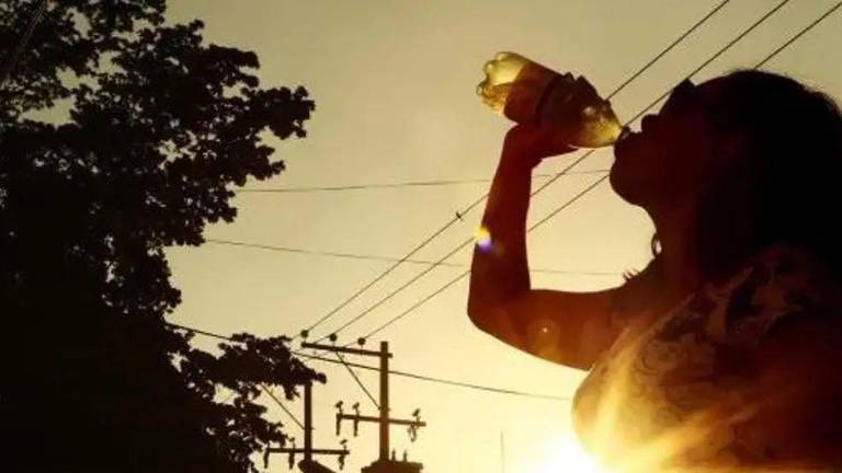 La Secretaría de Salud de Sinaloa sugiere hidratarse ante el incremento previsto en las temperaturas.