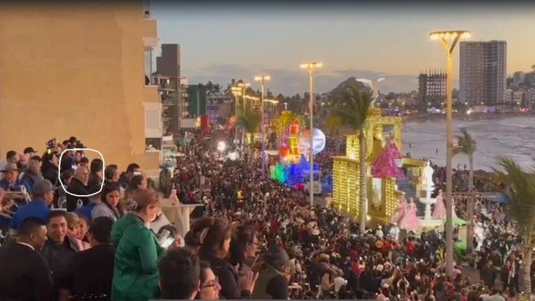 Reaparece ‘El Químico’ Benítez Torres disfrutando con banda desde un balcón el desfile de Carnaval