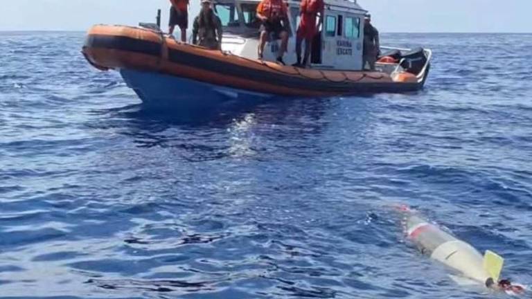 Frente a las costas de Ensenada pescadores encontraron un torpedo.
