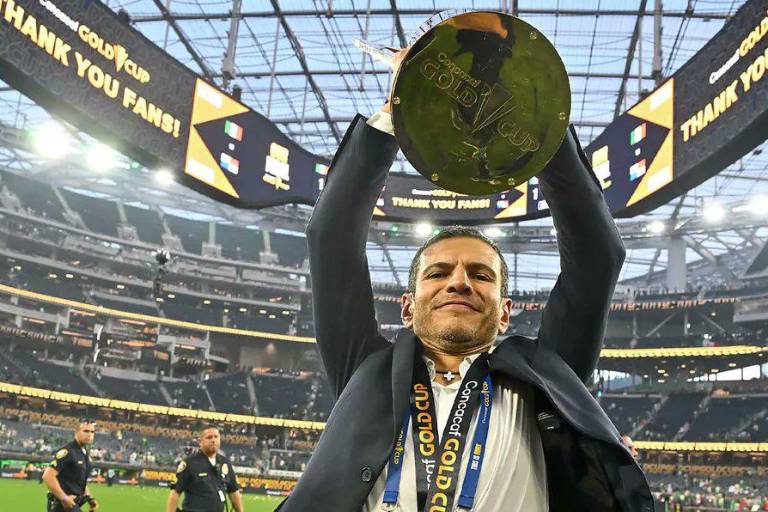 Gianni Infantino ve al Jimmy Lozano dirigiendo al Tri en el Mundial 2026