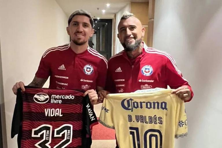 Arturo Vidal presume foto con la camiseta del América