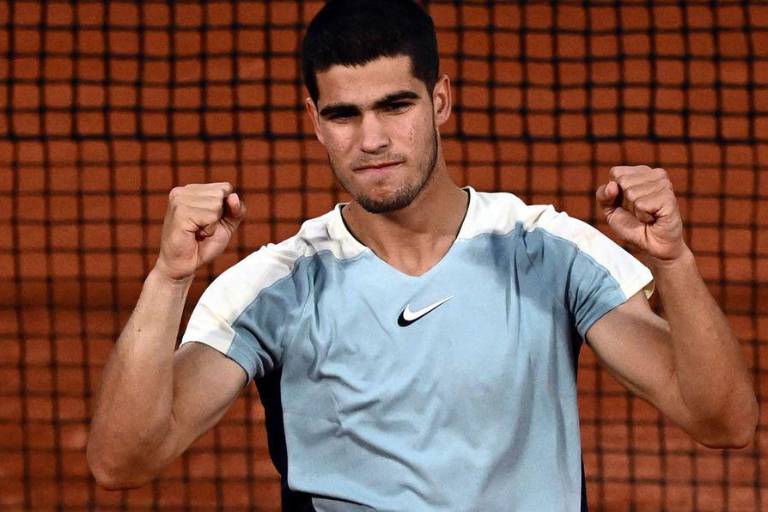 Carlos Alcaraz debutó como aplanadora en Roland Garros en menos de dos horas