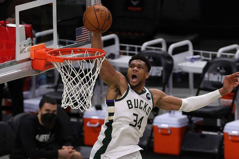 Bucks y Giannis Antetokounmpo aplastan a unos mermados Nets en la NBA